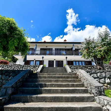 Grosses Reihenhaus Mit Viel Gruen Und Meerblick